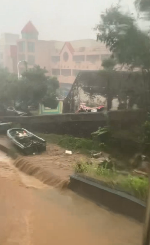 闪电策略 台风“桦加沙”在海陵岛登陆！当地居民：大风吹到耳鸣、好多街道都泡水了