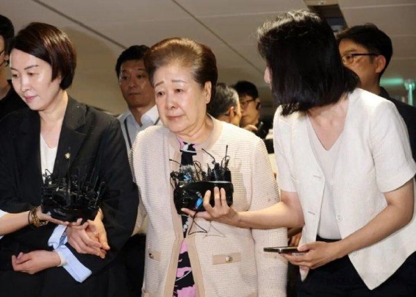 涨配资 给“第一夫人”送香奈儿包后，邪教女魔头被抓了